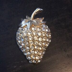 🌸Elegant Goldtone & Rhinestone Strawberry Brooch